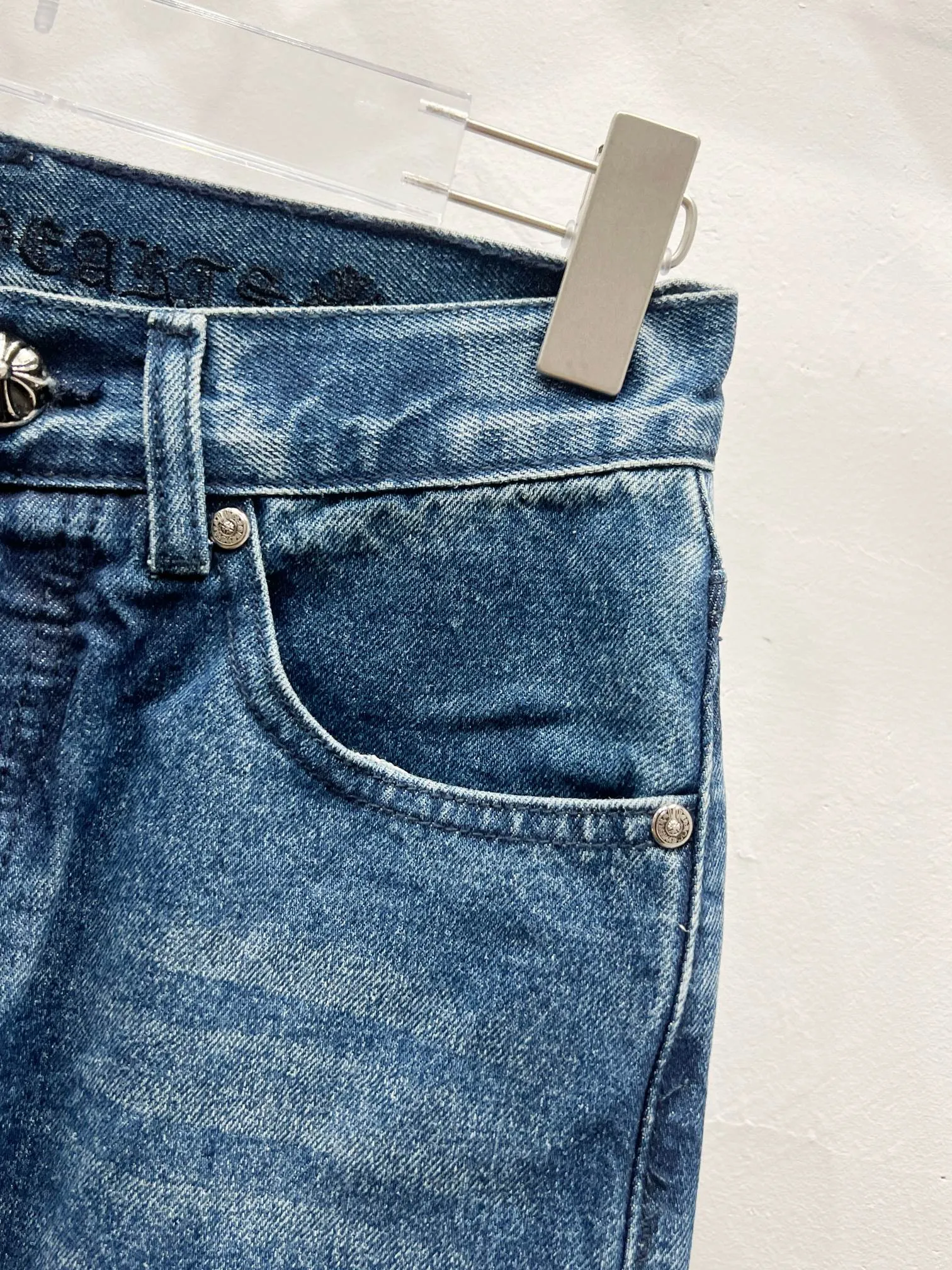 P260 Style Number: (c025) Chrome Heart & Chrome Heart Blue Pants Orange Peel Metal Cross Patch Leather Jeans ChromeHearts# Design Jeans Invincible Texture Ceiling-Level Jeans Hard to Find at the Counter‼ ️ Cross patchwork leather jeans, top-notch heavy-duty washing process, calfskin laser-cut cross, distressed silver hardware, straight version to make the upper body slimmer, that lesbian style Color: blue Size: 28-30-32-34-36